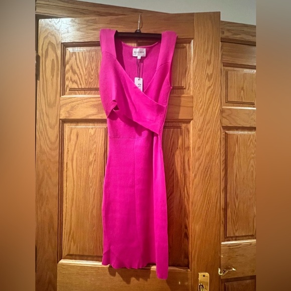 Olive & Oak - Intense Magenta Ribbed Sleeveless Midi Dress - Picture 5 of 13